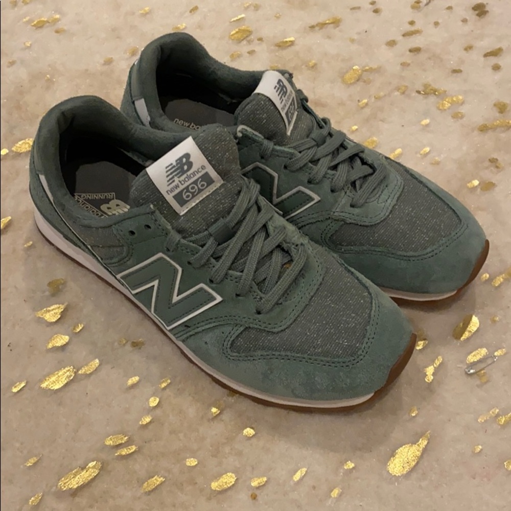 New balance sage green sneaker